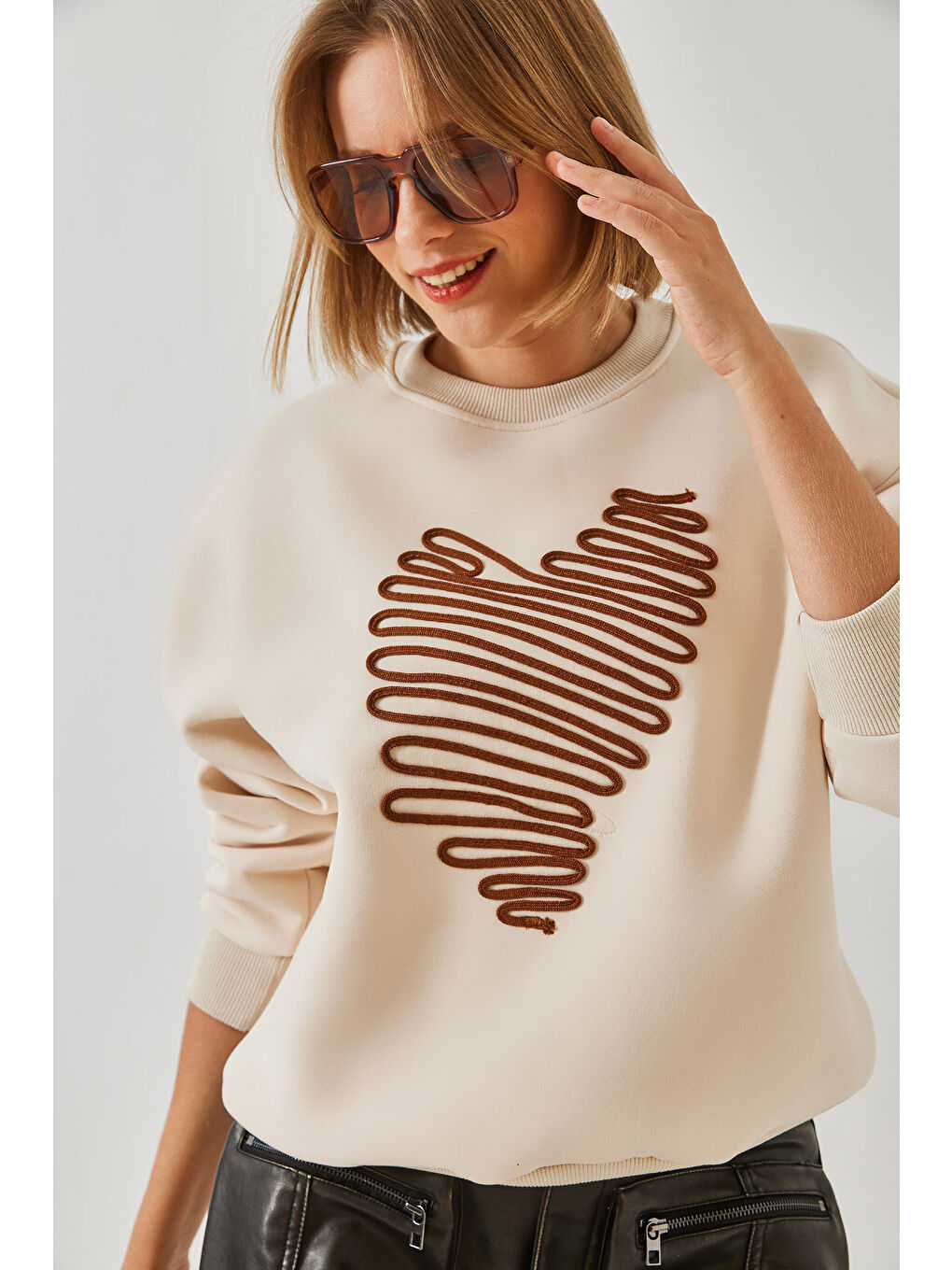Bej Kadın Kalp Nakışlı Sweatshirt