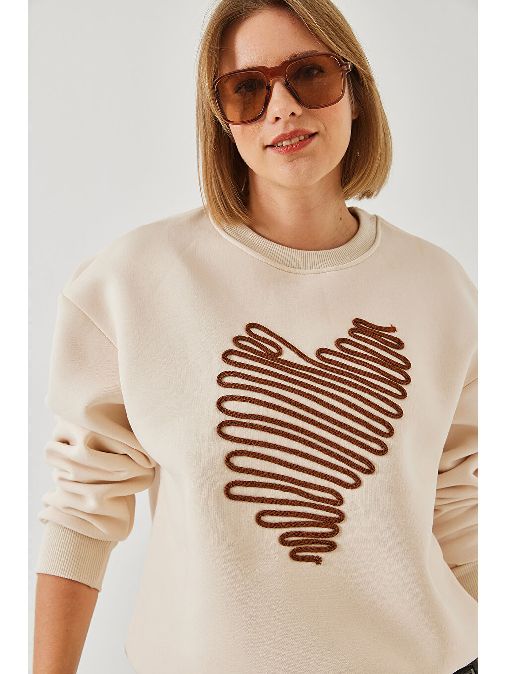 Bej Kadın Kalp Nakışlı Sweatshirt-1