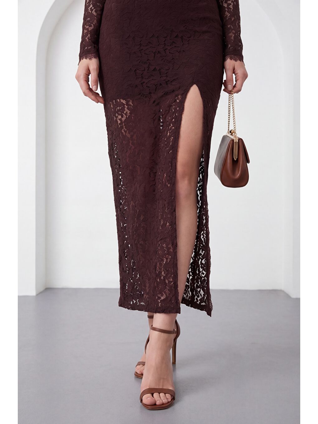 Kadın Kahverengi Dantel Detaylı Yırtmaçlı Uzun Elbise-3