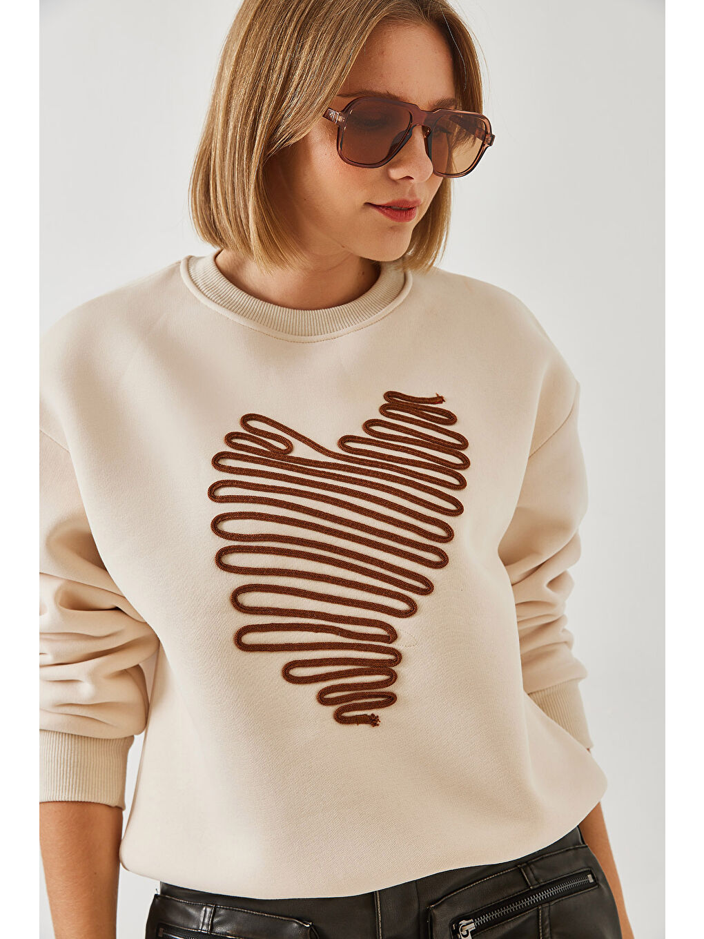 Bej Kadın Kalp Nakışlı Sweatshirt-4