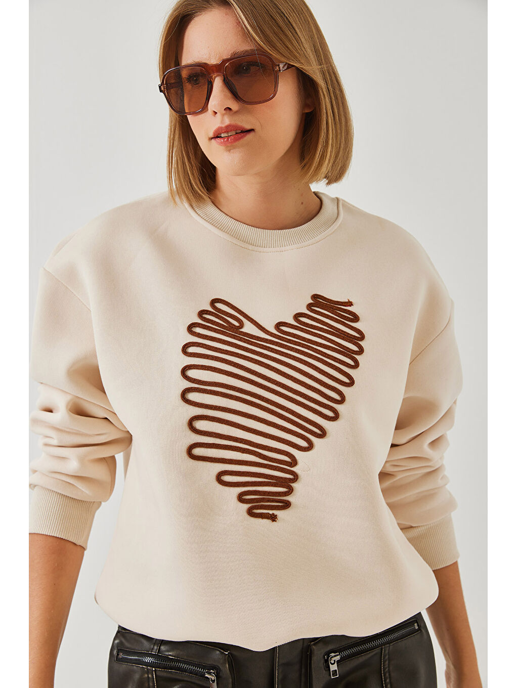 Bej Kadın Kalp Nakışlı Sweatshirt-5
