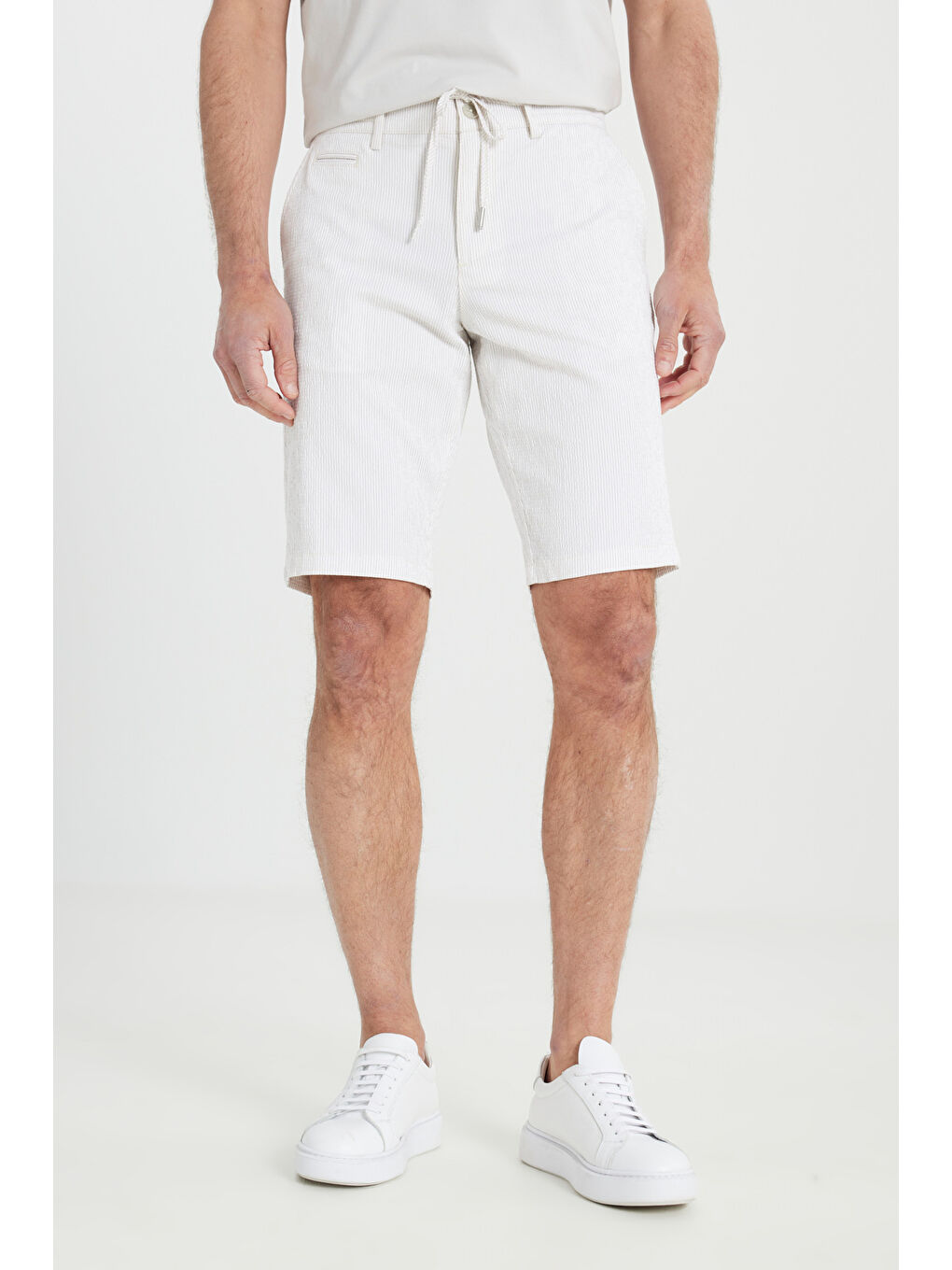 Bej Erkek Ekru-Vizon Slim Fit Dar Kesim Yan Cepli Gofre Desenli Şort