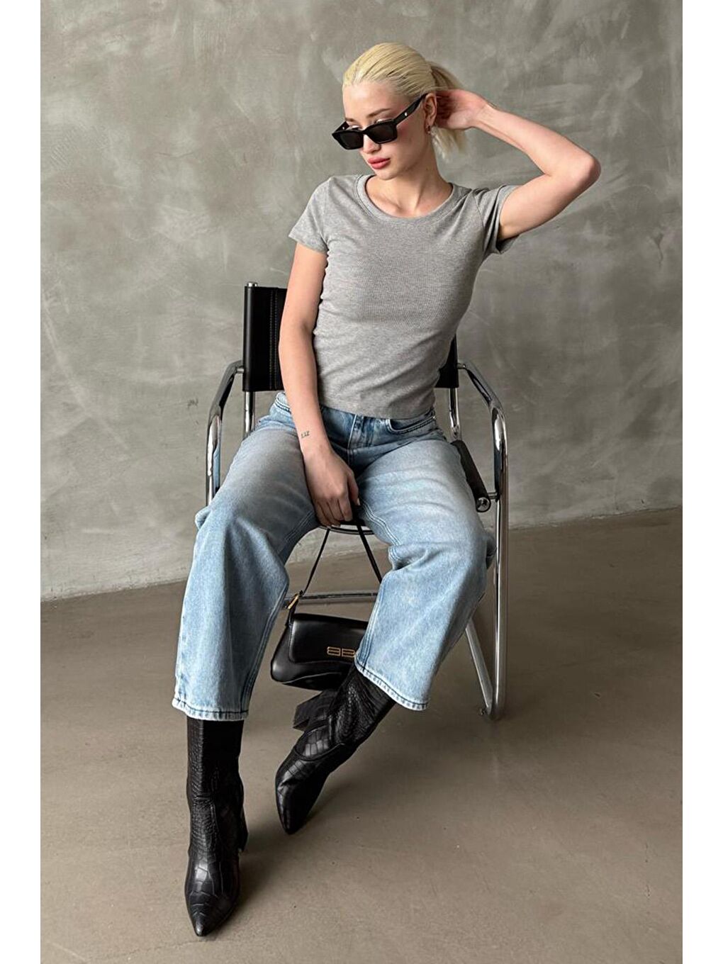 Gri Geniş Yaka Fittili Basic Kadın T-Shirt Mg2293-1