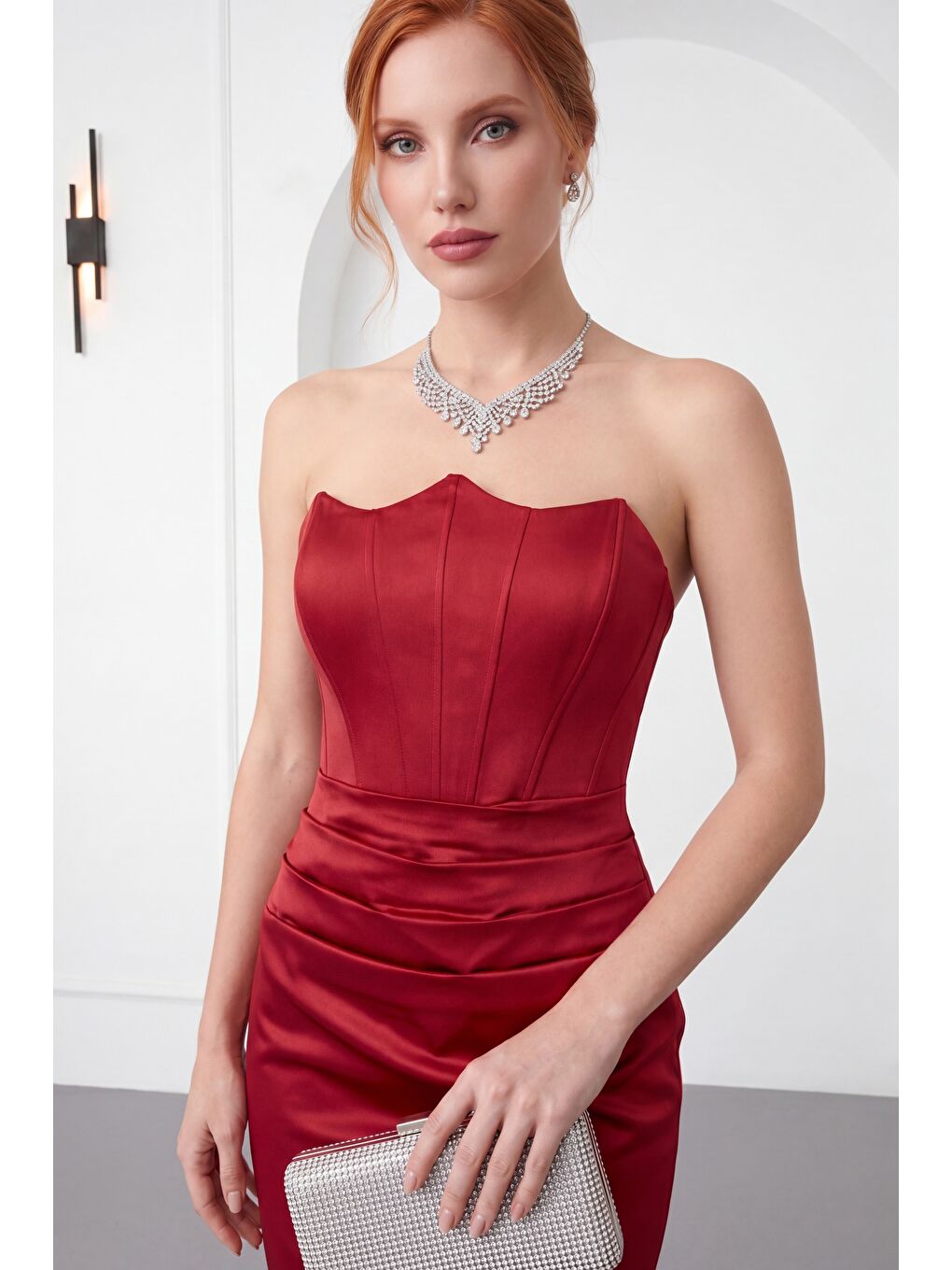 Kadın Kırmızı Dar Kalıp Straplez Yaka Beli Drapeli Saten Abiye Elbise-3