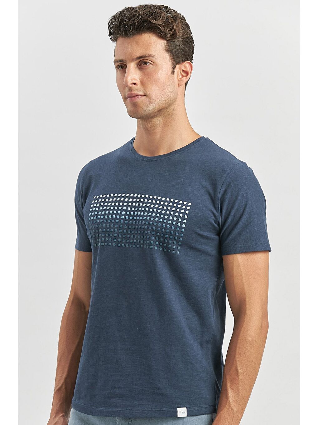 Koyu Lacivert Baskılı Bez Ayağı Bisiklet Yaka Cepli %100 Pamuk Slim Fit Dar Kesim Tişört 1011240182-1