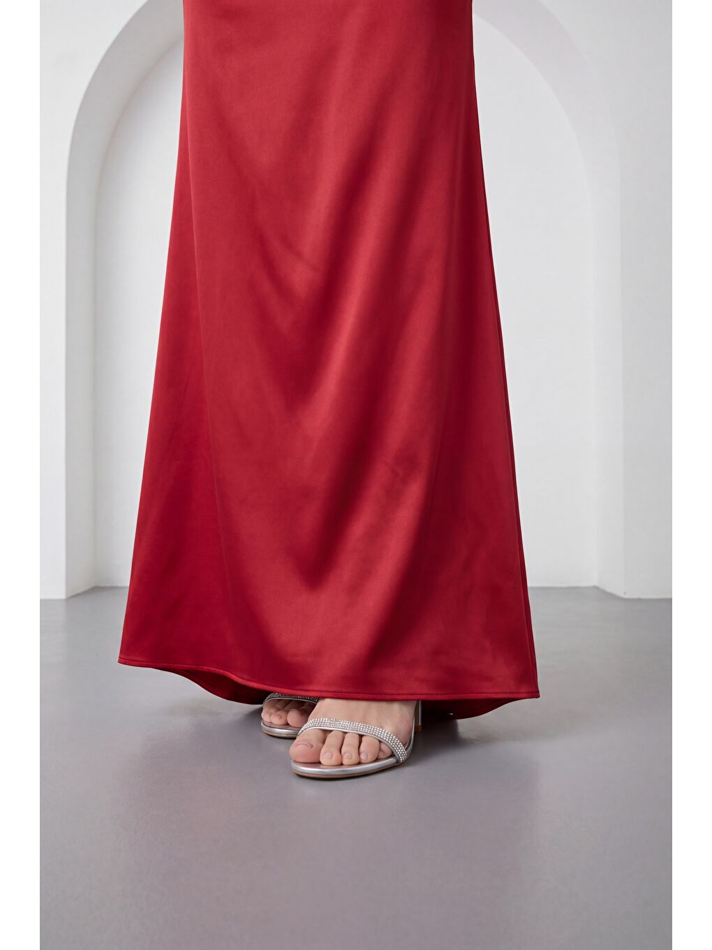 Kadın Kırmızı Dar Kalıp Straplez Yaka Beli Drapeli Saten Abiye Elbise-4