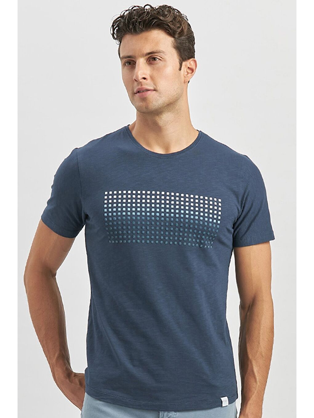 Koyu Lacivert Baskılı Bez Ayağı Bisiklet Yaka Cepli %100 Pamuk Slim Fit Dar Kesim Tişört 1011240182-4