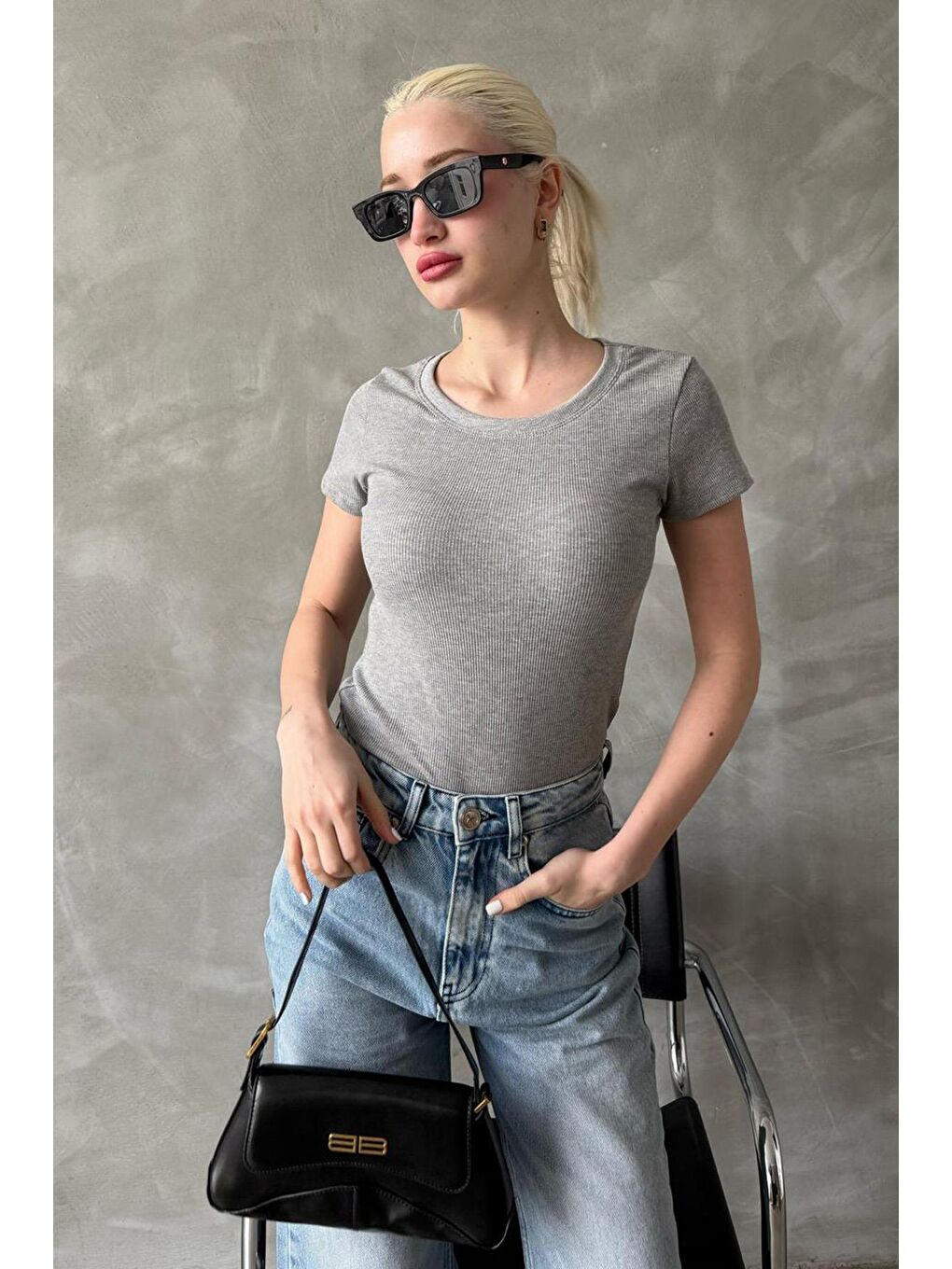 Gri Geniş Yaka Fittili Basic Kadın T-Shirt Mg2293-2