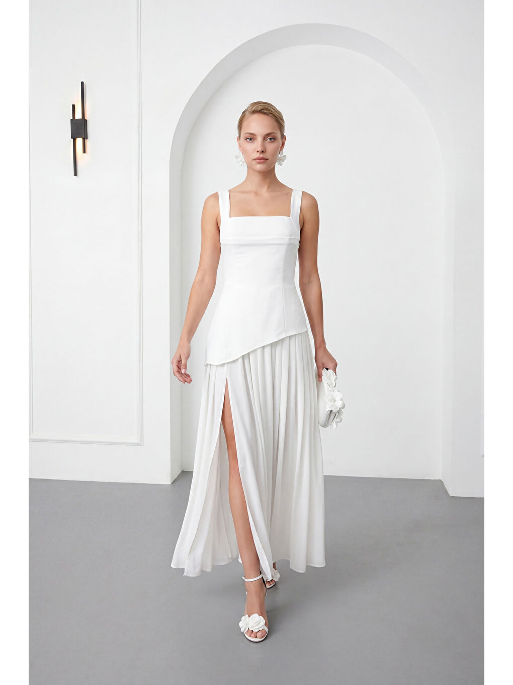 Kadın Beyaz Kare Yaka Yırtmaçlı  Uzun Davet Elbisesi