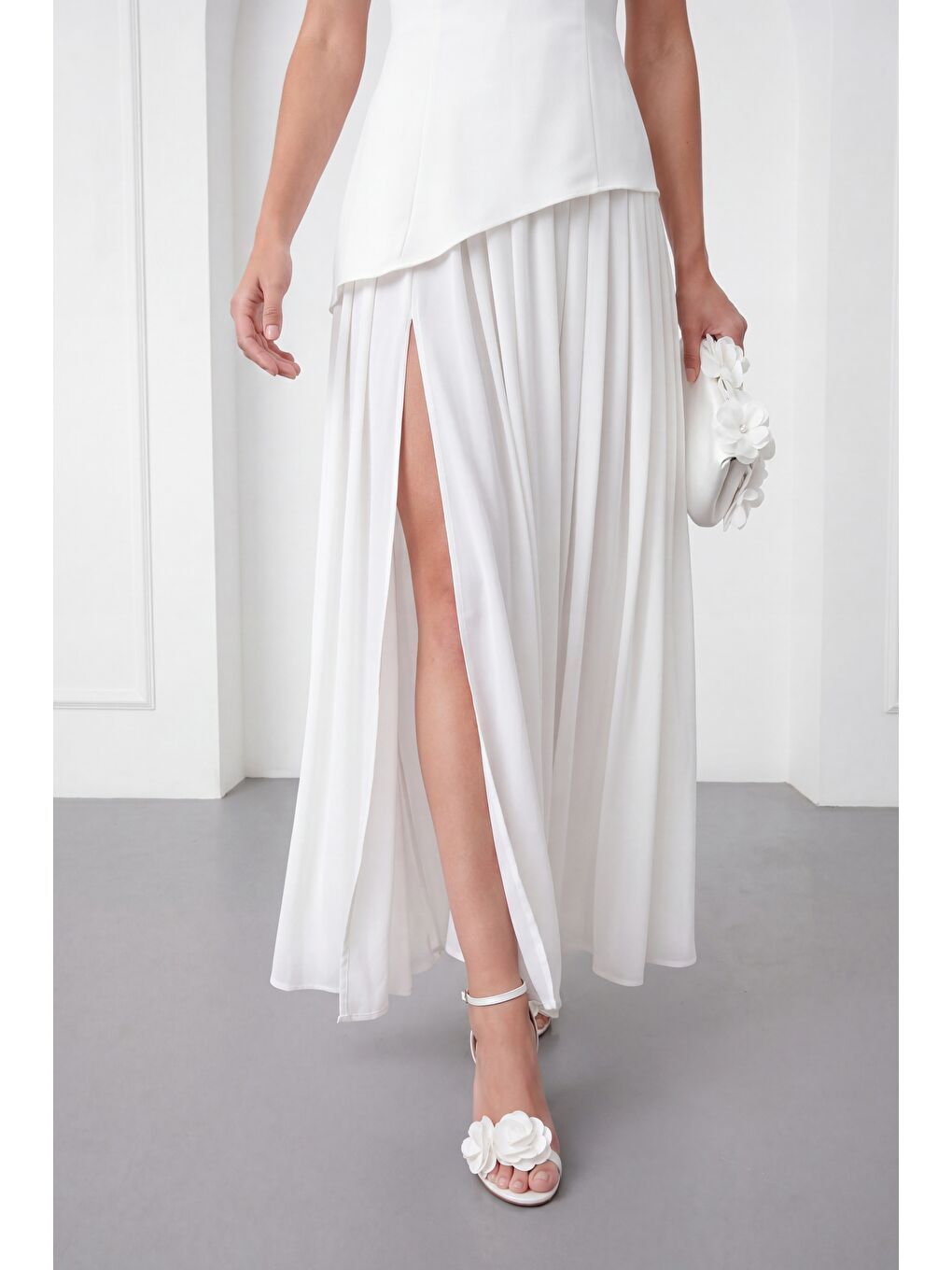 Kadın Beyaz Kare Yaka Yırtmaçlı  Uzun Davet Elbisesi-3