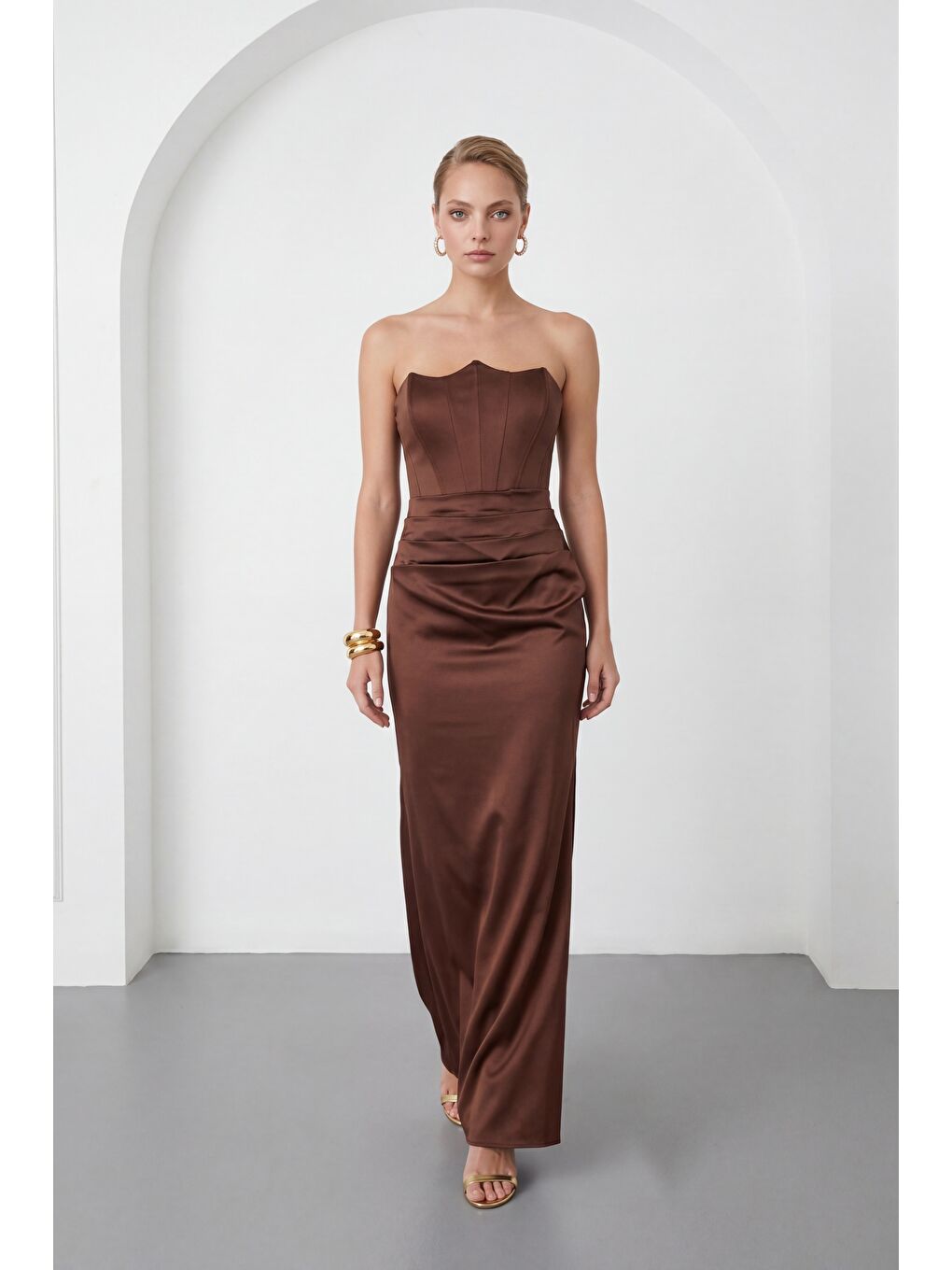 Kadın Kahverengi Dar Kalıp Straplez Yaka Beli Drapeli Saten Abiye Elbise