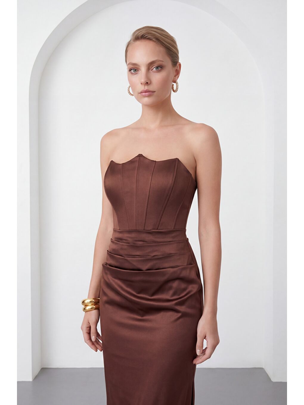 Kadın Kahverengi Dar Kalıp Straplez Yaka Beli Drapeli Saten Abiye Elbise-1