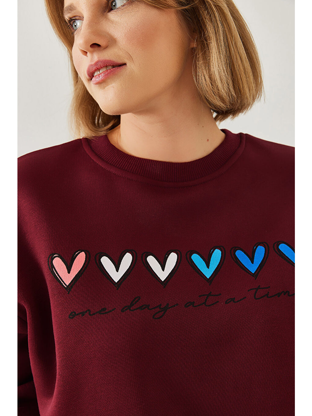Bordo Kadın Üç İplik Şardonlu Renkli Kalp Baskılı Sweatshirt MBHS-1