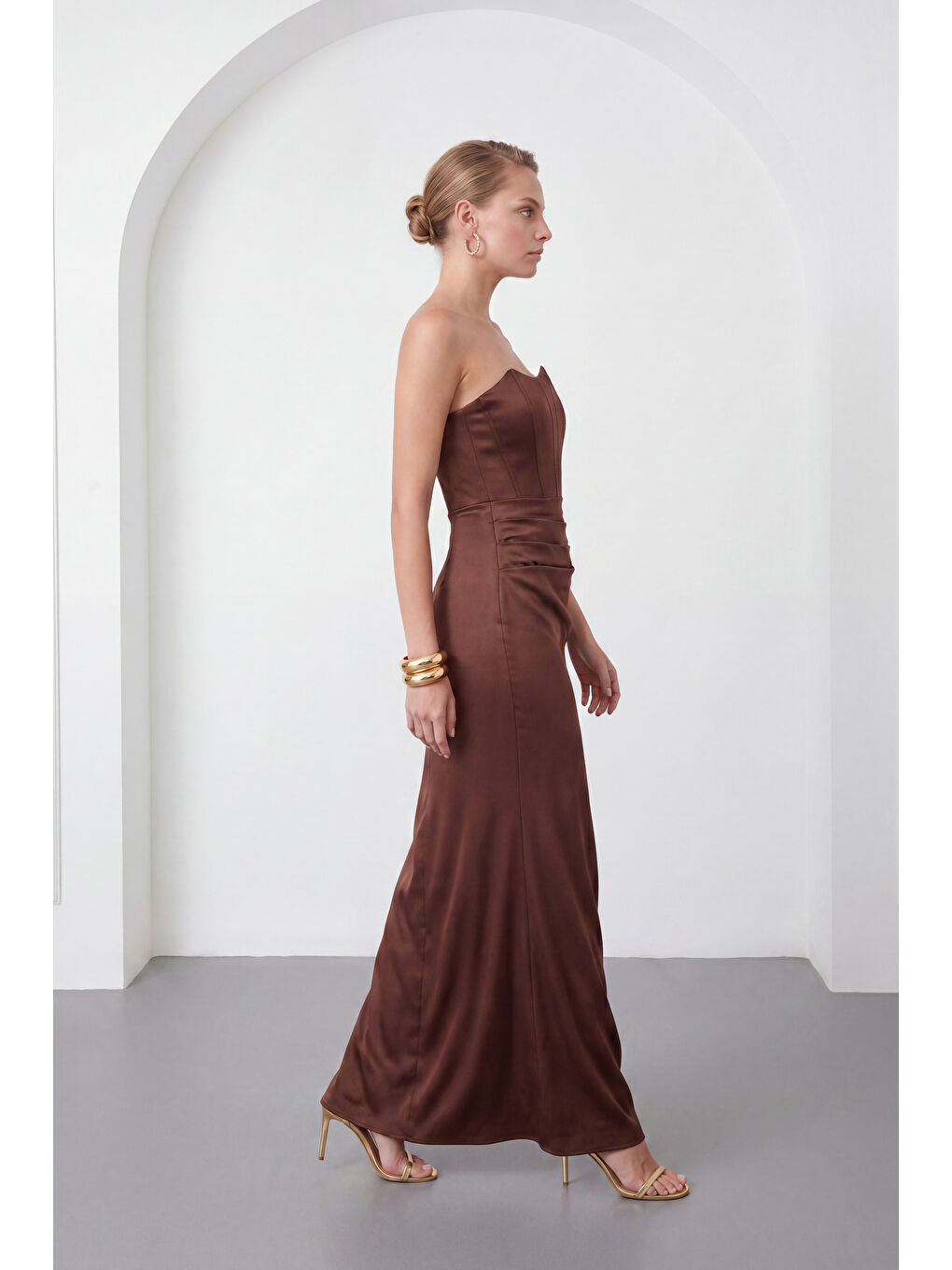 Kadın Kahverengi Dar Kalıp Straplez Yaka Beli Drapeli Saten Abiye Elbise-2