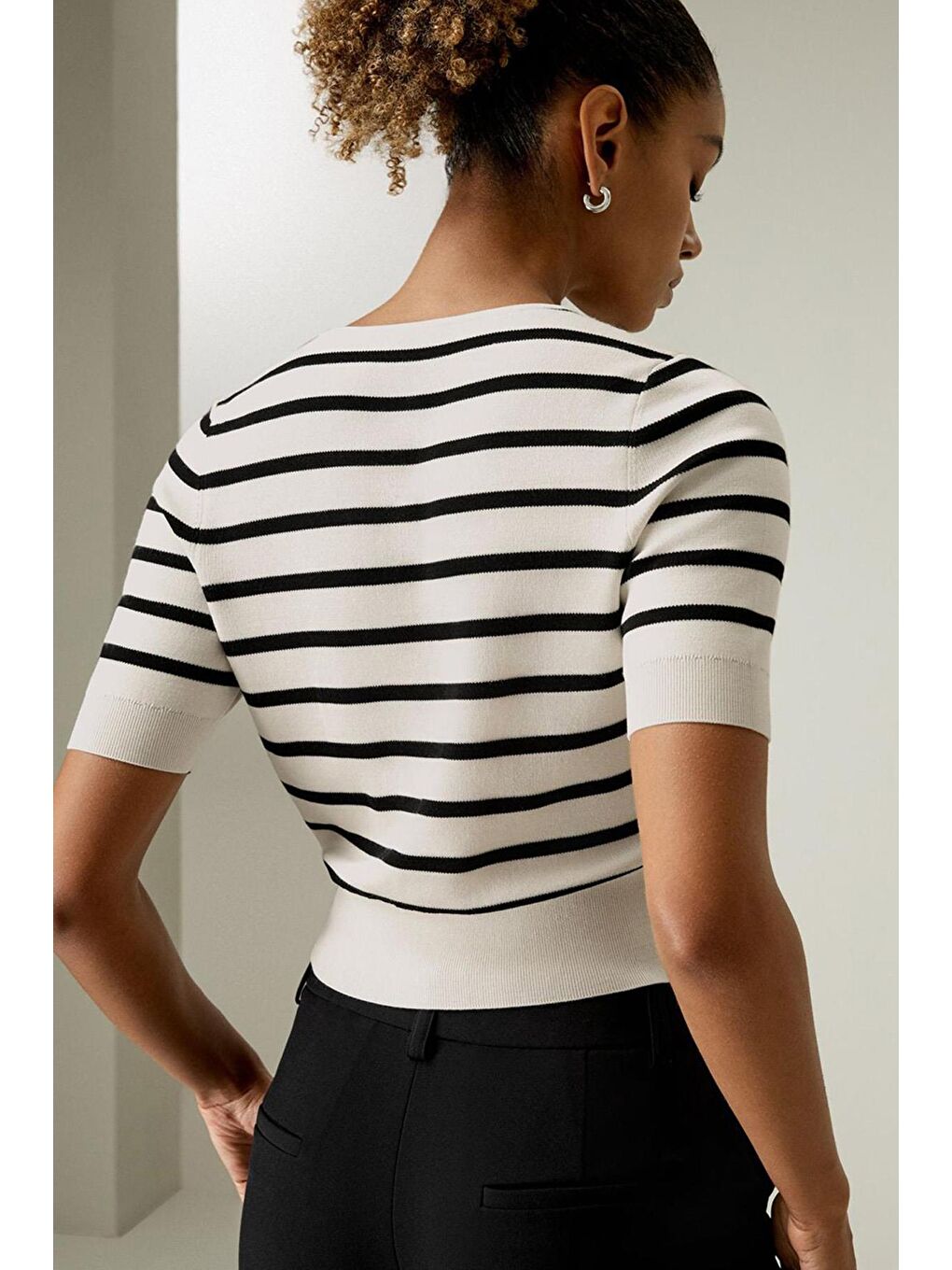 Beyaz Bisiklet Yaka Çizgili Kadın T-Shirt Mg2400-3