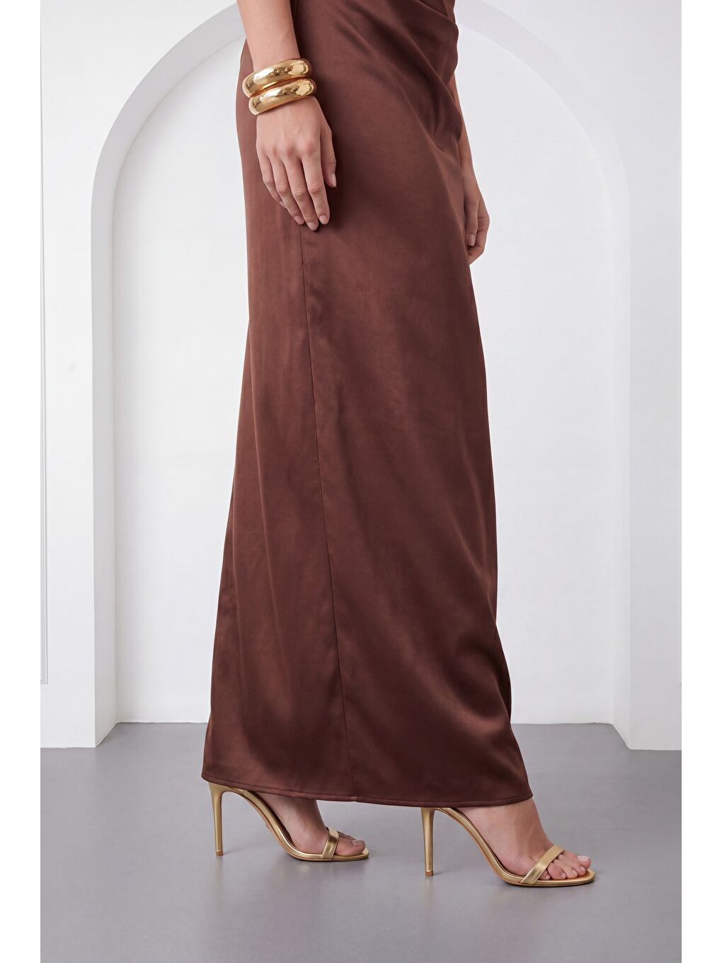 Kadın Kahverengi Dar Kalıp Straplez Yaka Beli Drapeli Saten Abiye Elbise-3