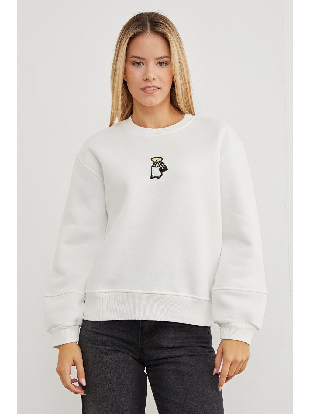 Ekru 3 İplik Ayıcık Nakışlı Bisiklet Yaka Sweatshirt-1