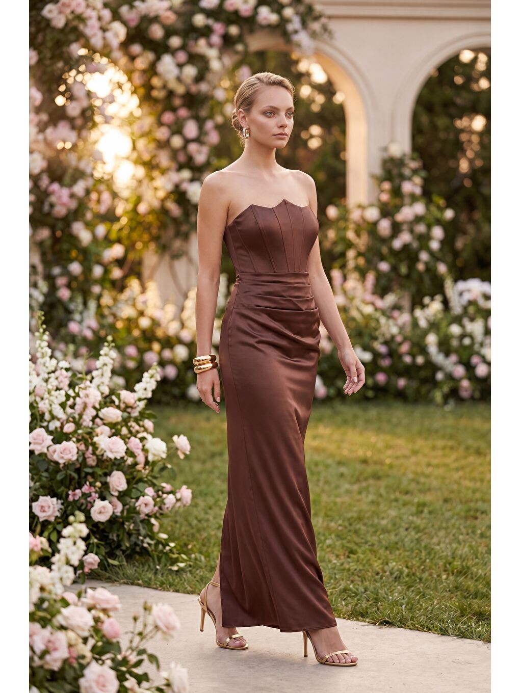 Kadın Kahverengi Dar Kalıp Straplez Yaka Beli Drapeli Saten Abiye Elbise-4