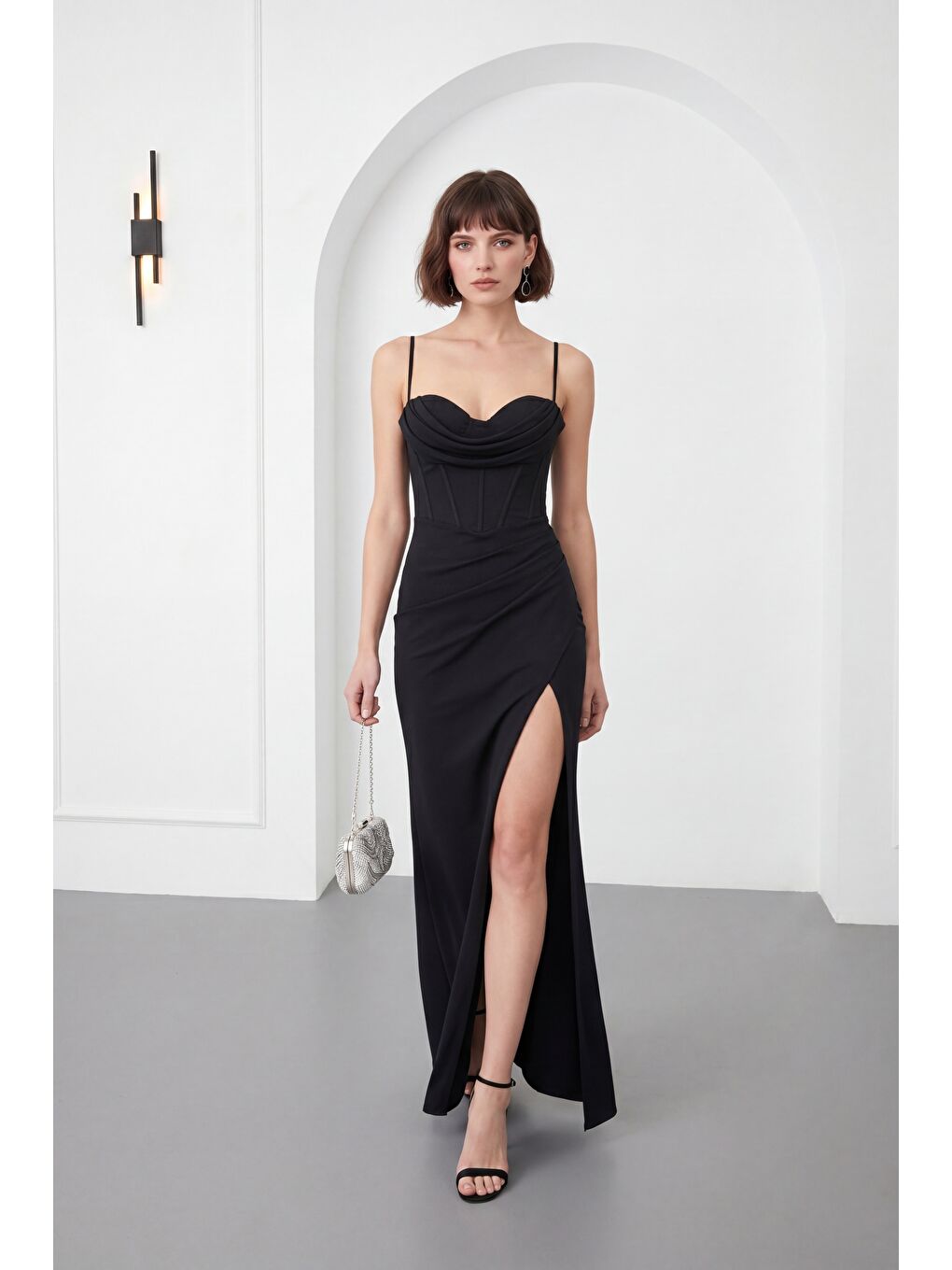 Kadın Siyah Sırt Dekolteki Yırtmaçlı Uzun Davet Elbisesi