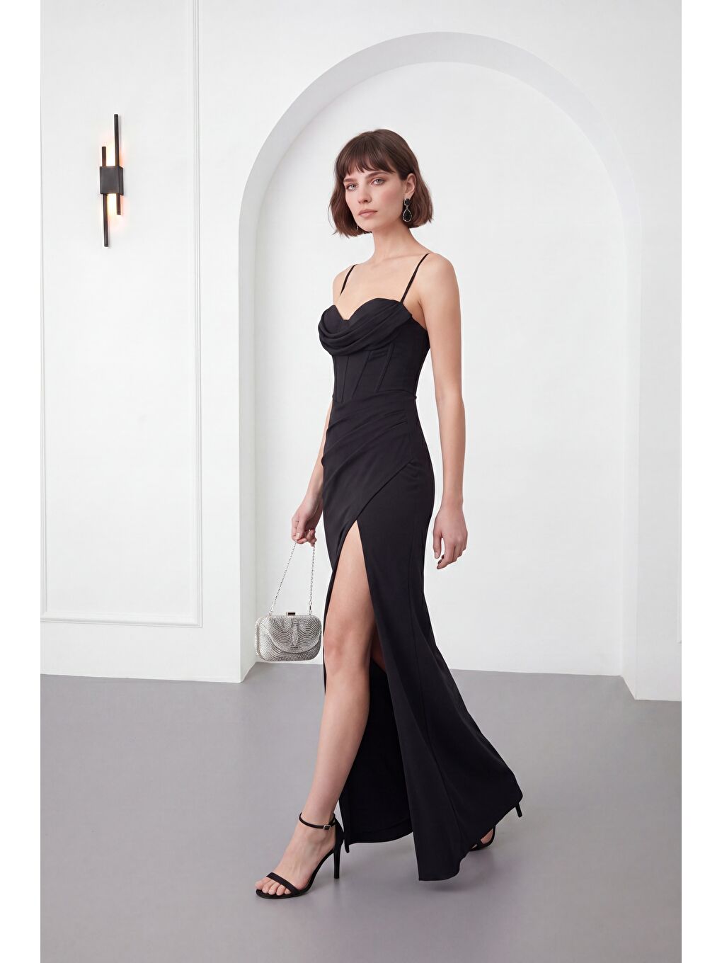 Kadın Siyah Sırt Dekolteki Yırtmaçlı Uzun Davet Elbisesi-1