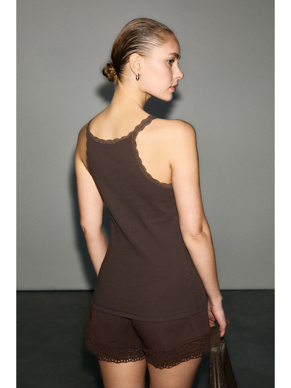 Barry Kadın Regular Fit Normal Kalıp Pamuklu Dantel Detalı İnce Askılı Oyuk Yaka Kahverengi Atlet-5