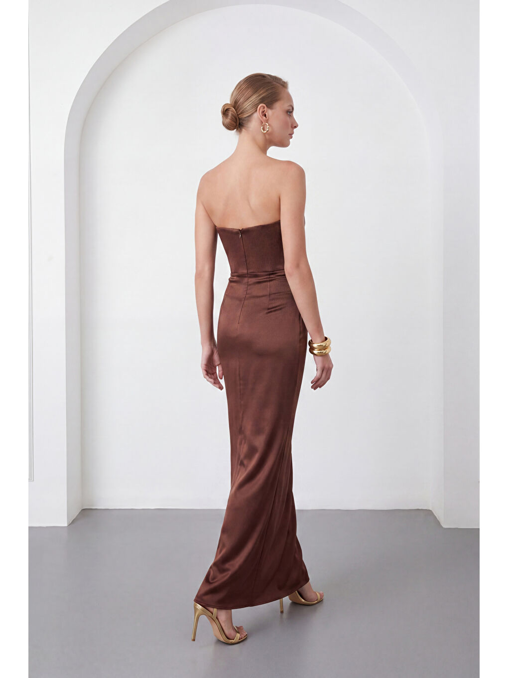 Kadın Kahverengi Dar Kalıp Straplez Yaka Beli Drapeli Saten Abiye Elbise-5