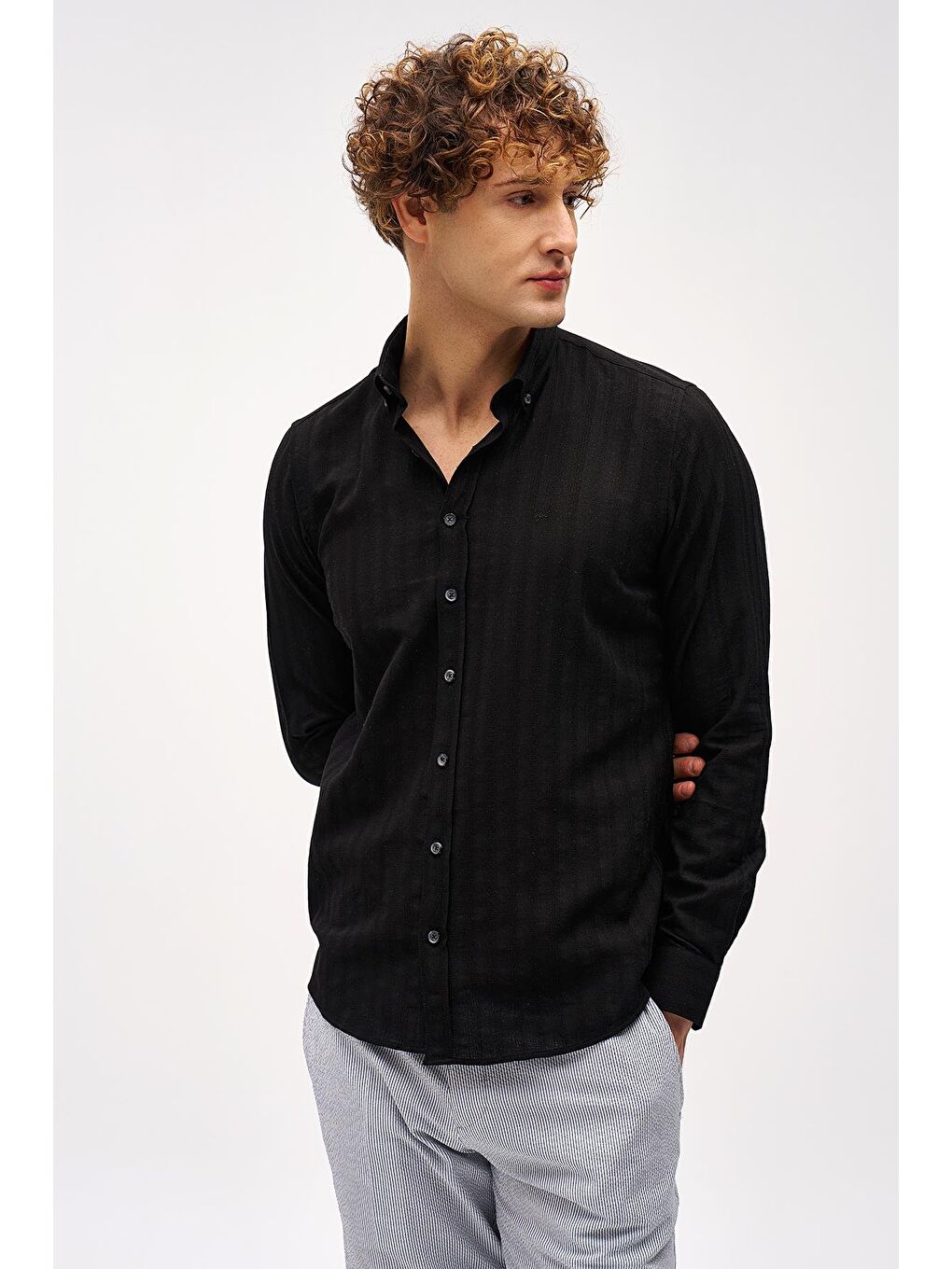 Siyah Dynamic Fit  Düğmeli Yaka Çizgili Uzun Kollu Cepsiz %100 Pamuk Gömlek