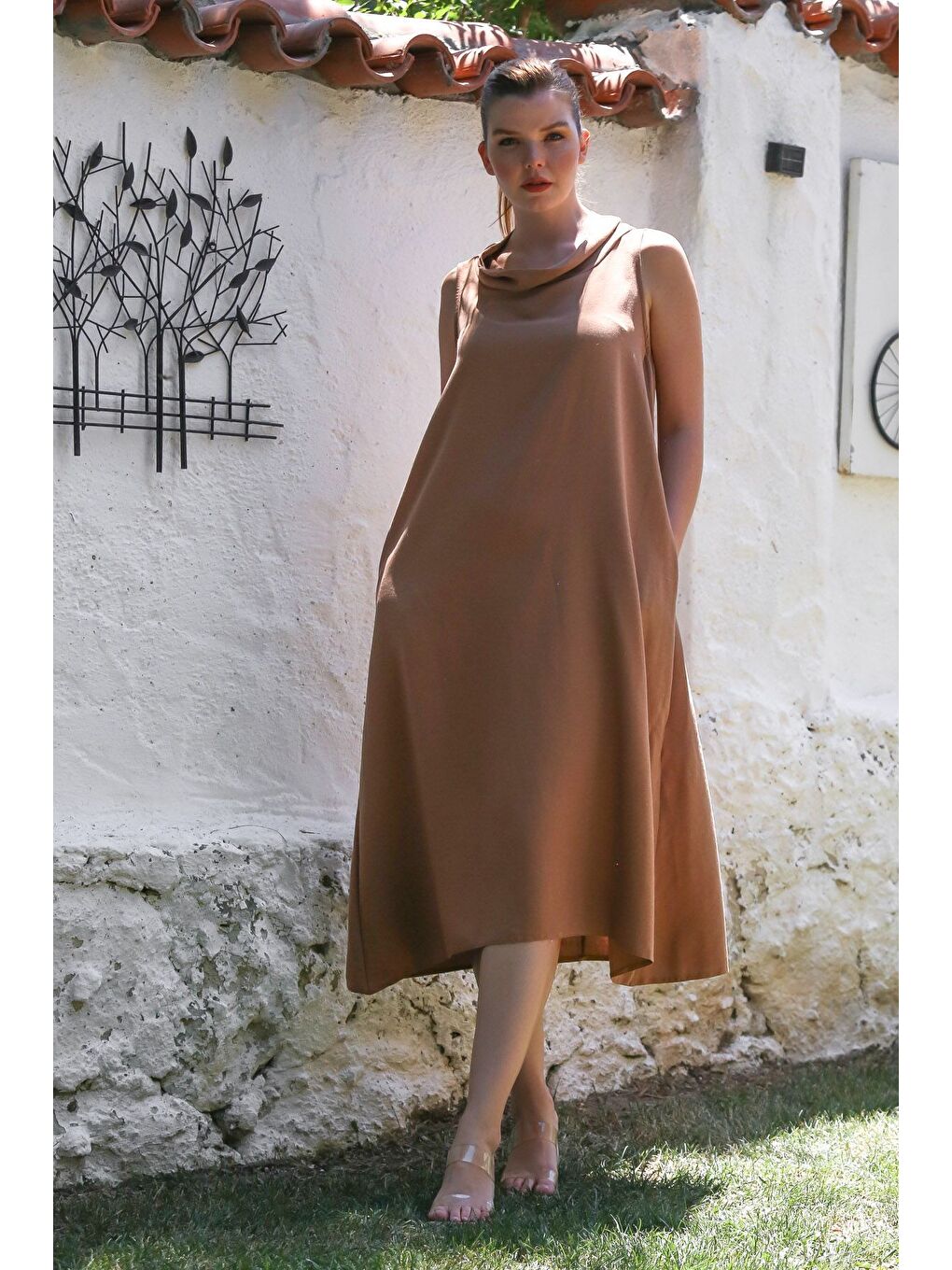 Kahverengi Tarçın Rengi Degaje Yaka Kolsuz Gizli Cepli Yıkamalı Casual Keten Görünümlü Dokuma Elbise 120 55-3