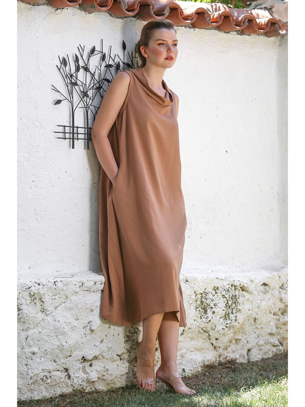 Kahverengi Tarçın Rengi Degaje Yaka Kolsuz Gizli Cepli Yıkamalı Casual Keten Görünümlü Dokuma Elbise 120 55-4