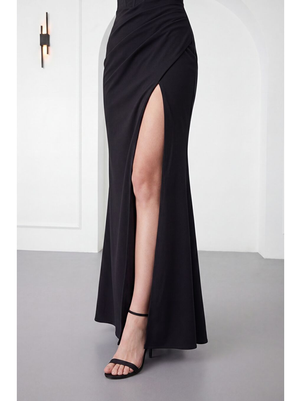 Kadın Siyah Sırt Dekolteki Yırtmaçlı Uzun Davet Elbisesi-3