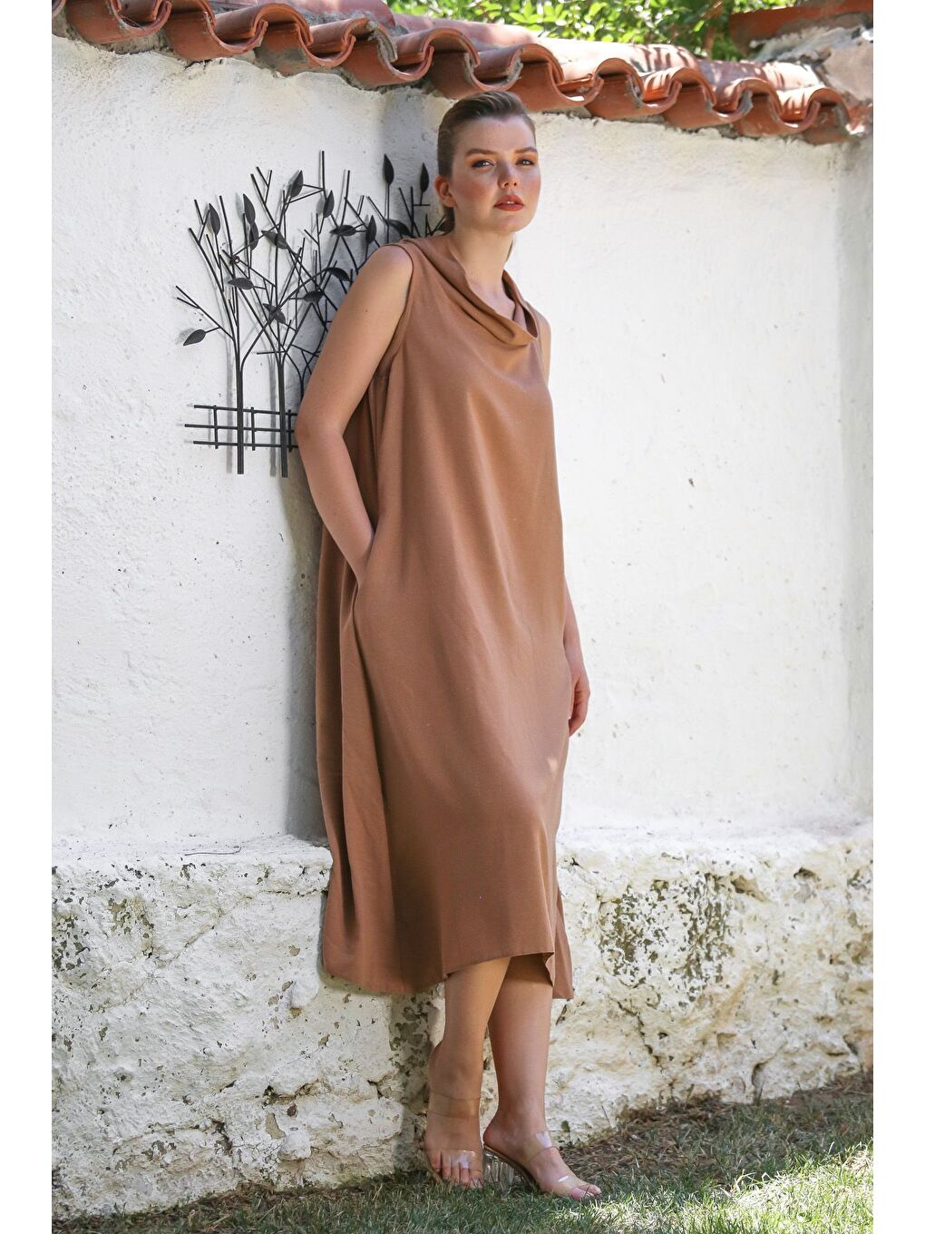 Kahverengi Tarçın Rengi Degaje Yaka Kolsuz Gizli Cepli Yıkamalı Casual Keten Görünümlü Dokuma Elbise 120 55-5