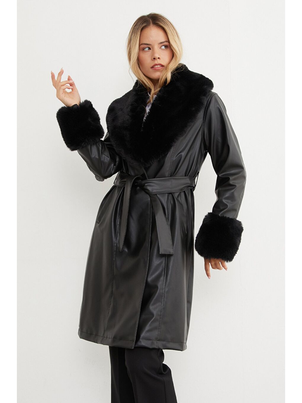 Siyah Kürk Yakalı Ve Manşetli Suni Deri Mont-1