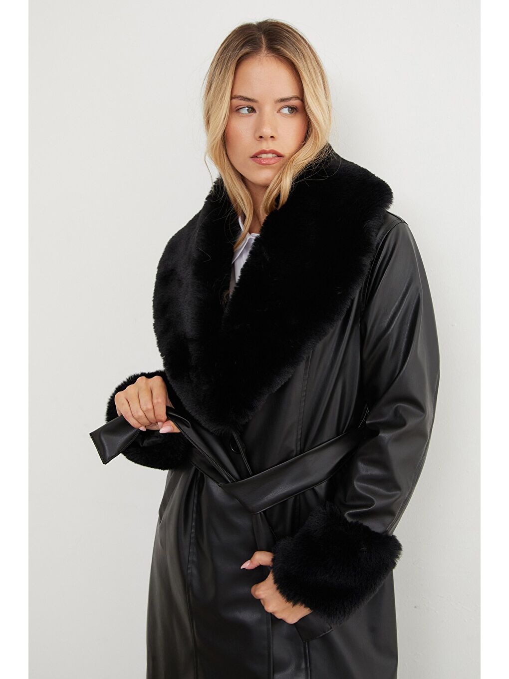 Siyah Kürk Yakalı Ve Manşetli Suni Deri Mont-3