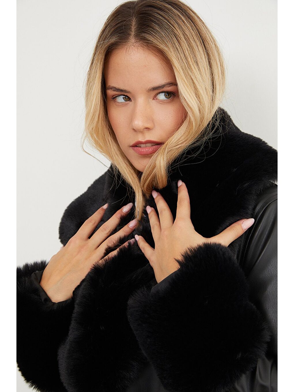 Siyah Kürk Yakalı Ve Manşetli Suni Deri Mont-4
