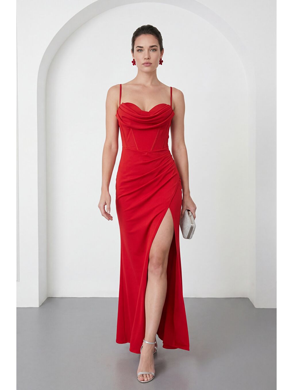 Kadın Kırmızı Sırt Dekolteki Yırtmaçlı Uzun Davet Elbisesi-1