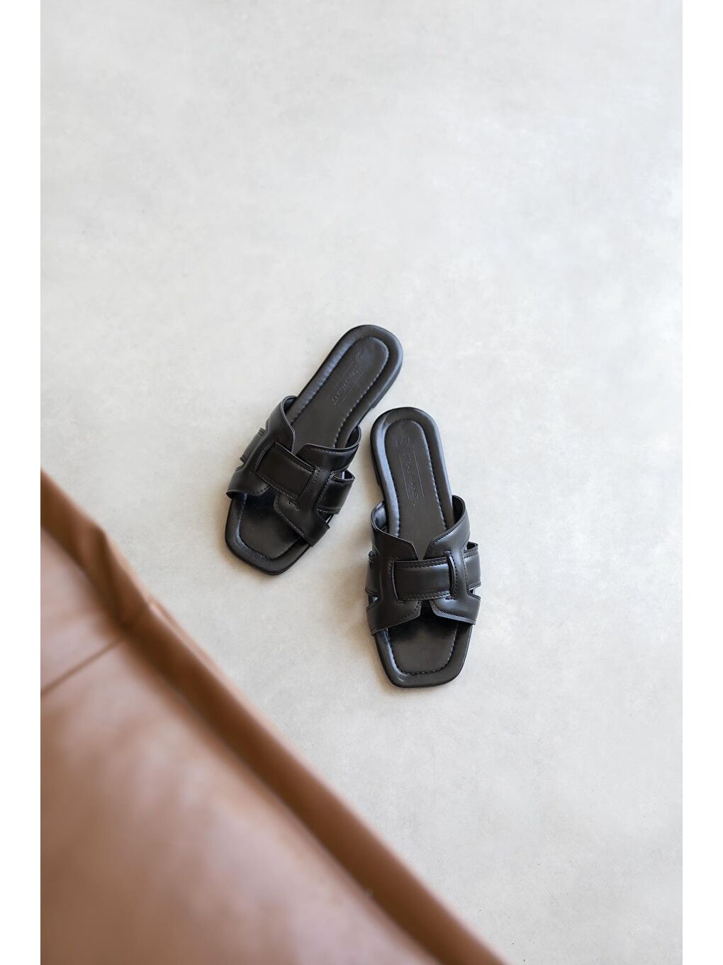 Huxx  Kadın Tek Bant  Günlük Parlak Deri  Terlik Siyah-2