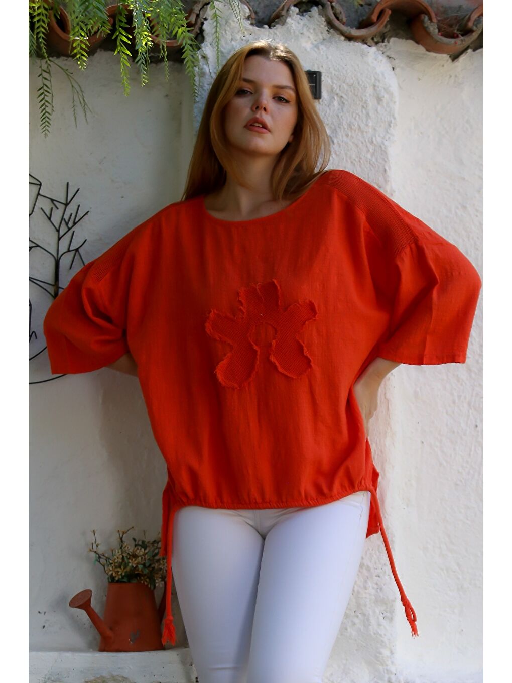 Kırmızı Organik Pamuk Narçiçeği Havuz Yaka 3/4 Kol File Detaylı Aplikeli Arkası Uzun Dokuma Bluz 70 68