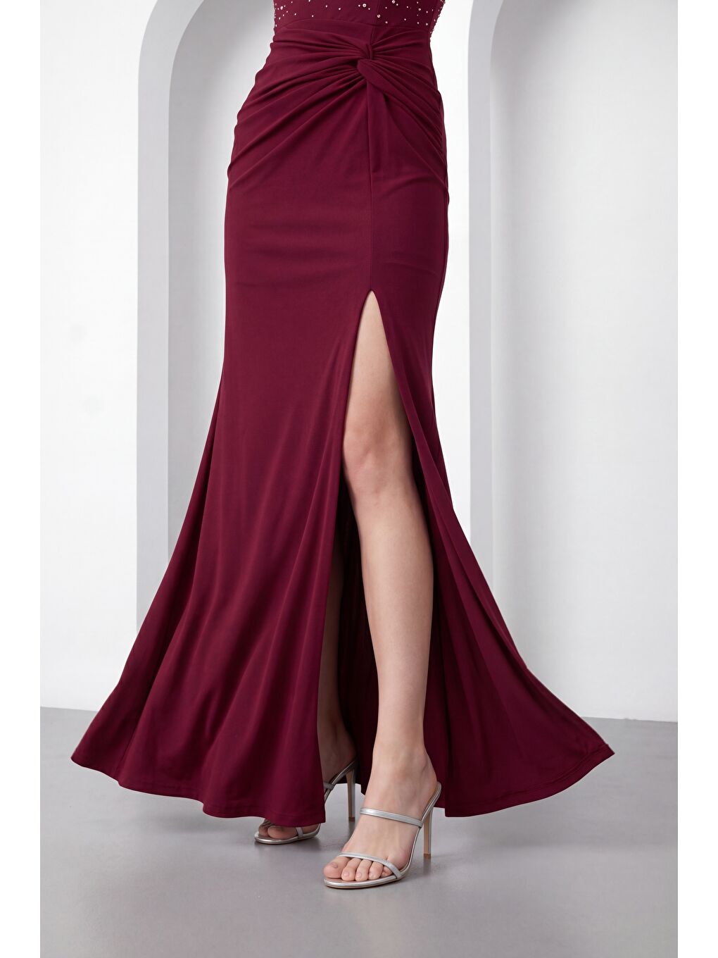 Kadın Bordo Dar Kalıp Halter Yaka Taşlı Uzun Abiye Elbise-3