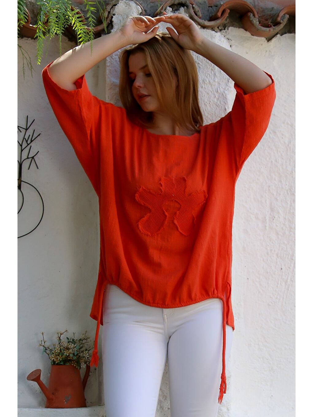 Kırmızı Organik Pamuk Narçiçeği Havuz Yaka 3/4 Kol File Detaylı Aplikeli Arkası Uzun Dokuma Bluz 70 68-2