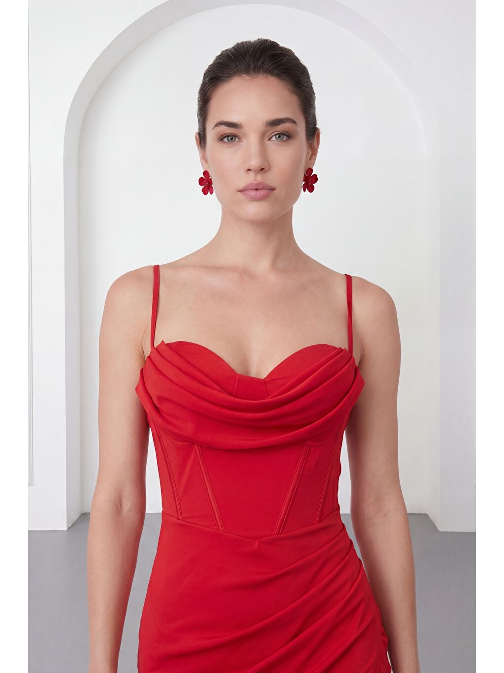 Kadın Kırmızı Sırt Dekolteki Yırtmaçlı Uzun Davet Elbisesi-3