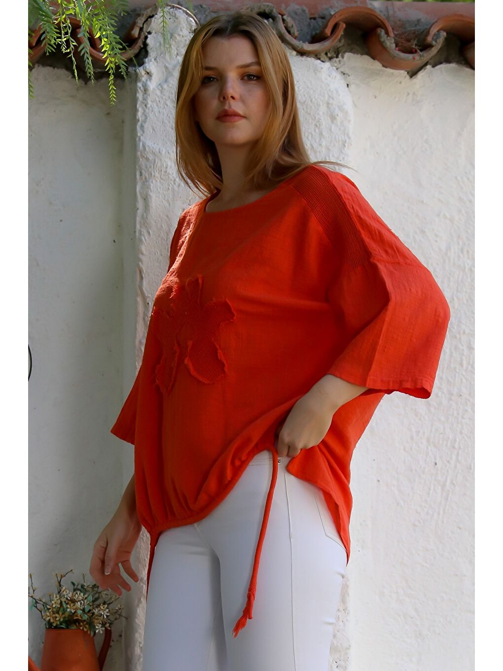 Kırmızı Organik Pamuk Narçiçeği Havuz Yaka 3/4 Kol File Detaylı Aplikeli Arkası Uzun Dokuma Bluz 70 68-3