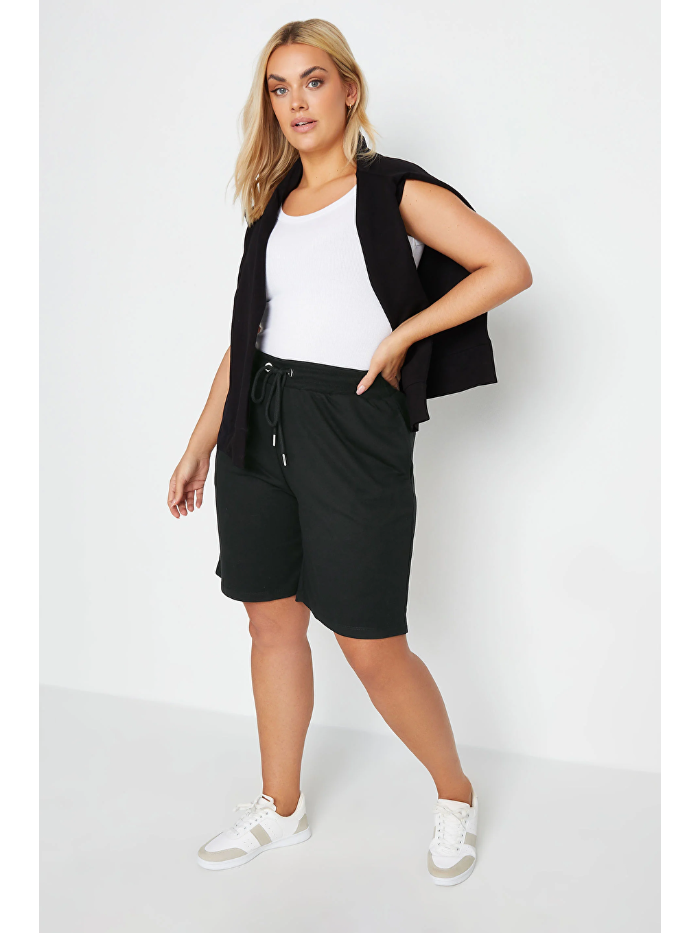 Siyah Büyük Beden Cepli Beli Büzgülü Bol Kesim Jogger Şort 124734-1