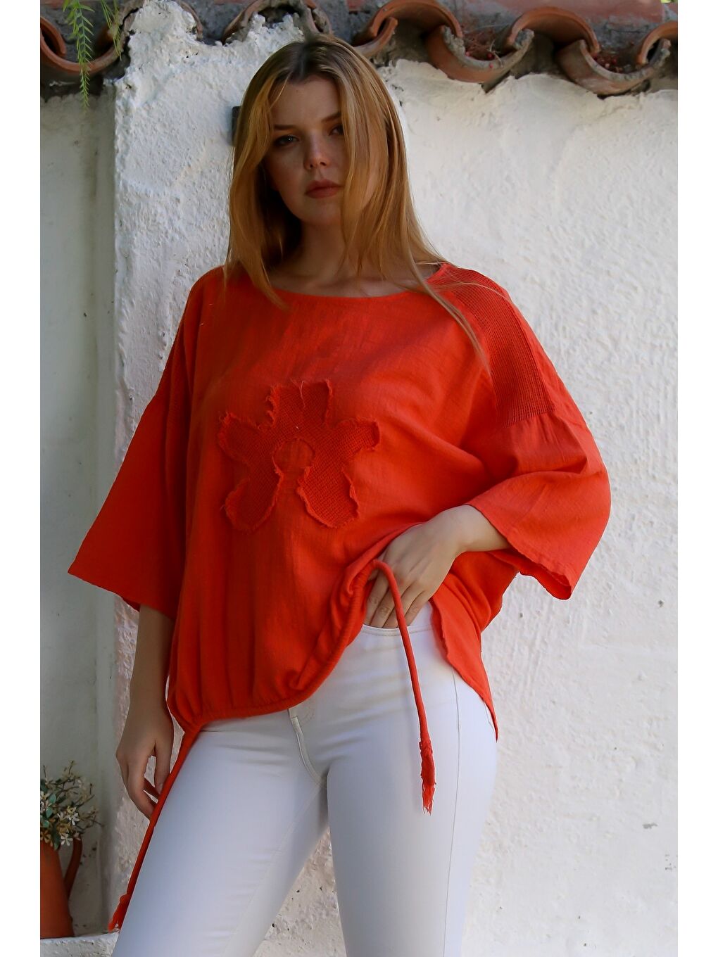 Kırmızı Organik Pamuk Narçiçeği Havuz Yaka 3/4 Kol File Detaylı Aplikeli Arkası Uzun Dokuma Bluz 70 68-6