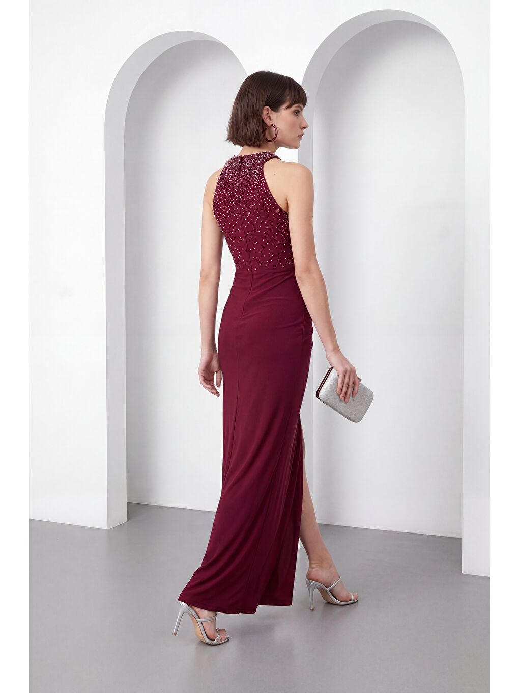 Kadın Bordo Dar Kalıp Halter Yaka Taşlı Uzun Abiye Elbise-5
