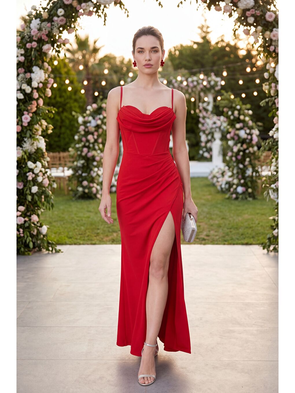 Kadın Kırmızı Sırt Dekolteki Yırtmaçlı Uzun Davet Elbisesi-4