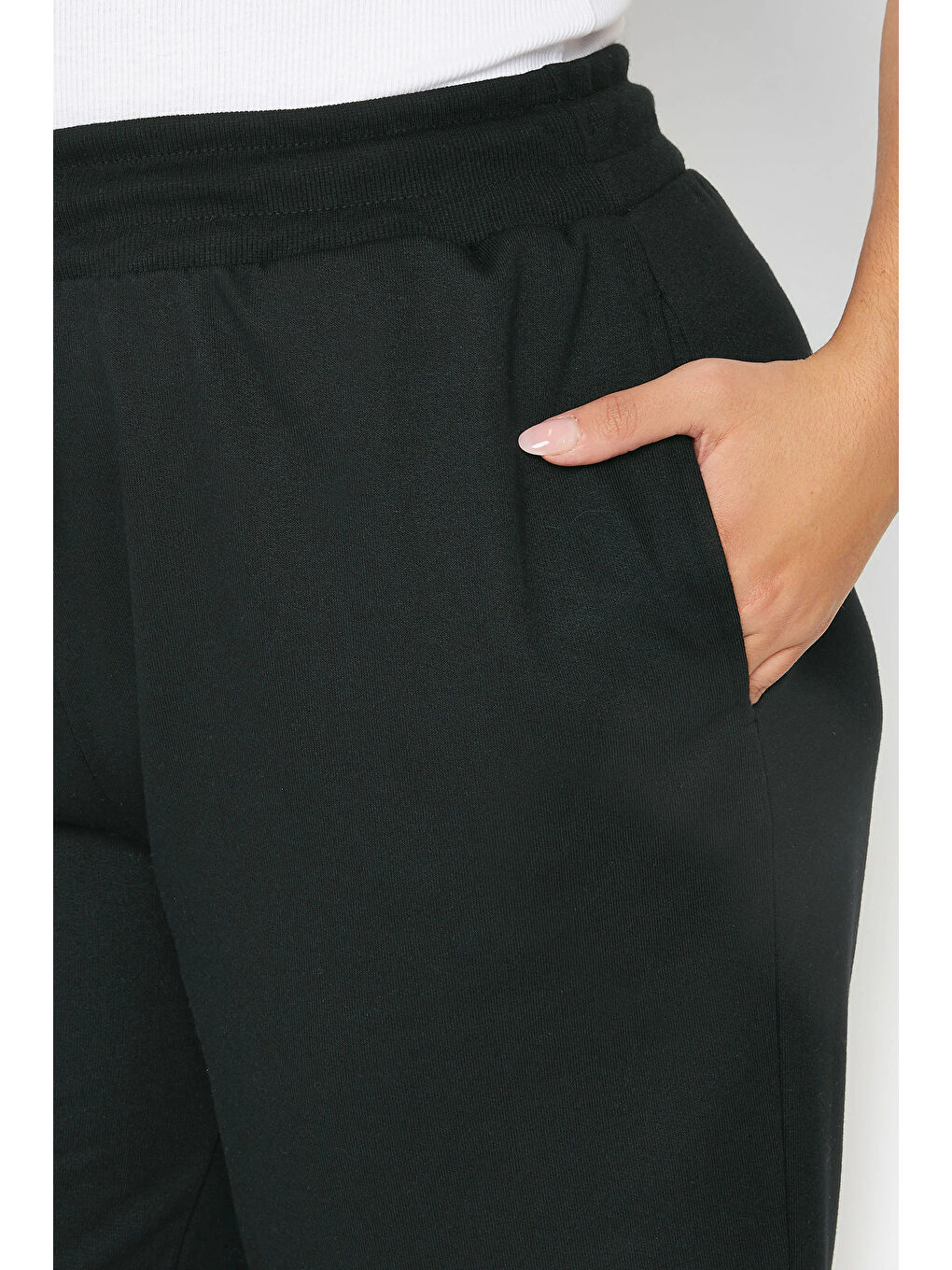 Siyah Büyük Beden Cepli Beli Büzgülü Bol Kesim Jogger Şort 124734-4