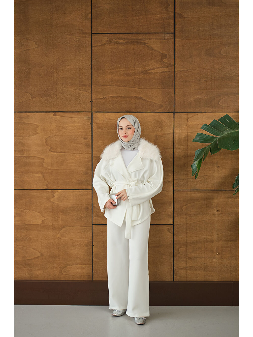 Kadın Yakası Kürk Kolları Fermuarlı Takım Beyaz-1