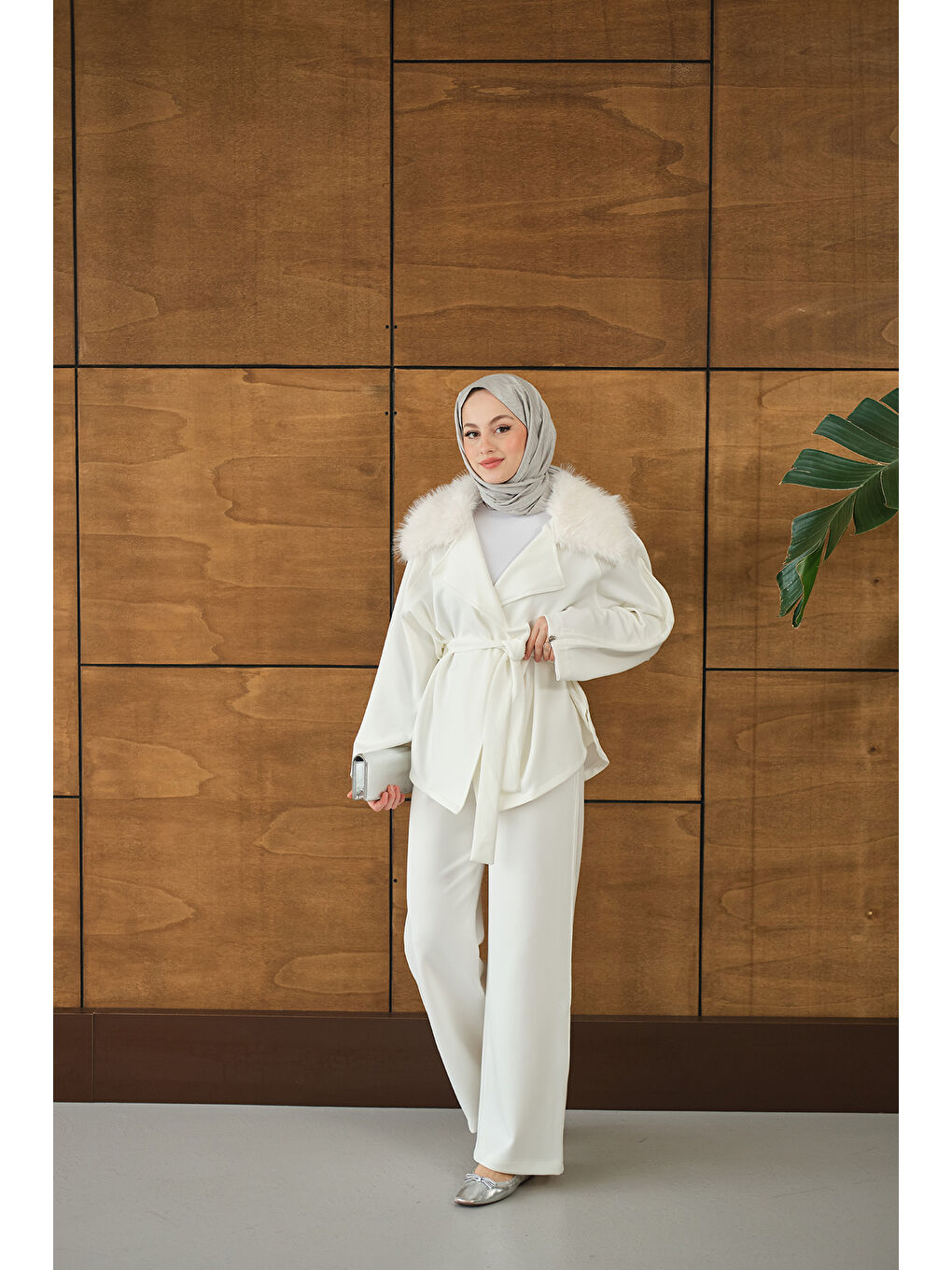 Kadın Yakası Kürk Kolları Fermuarlı Takım Beyaz-2