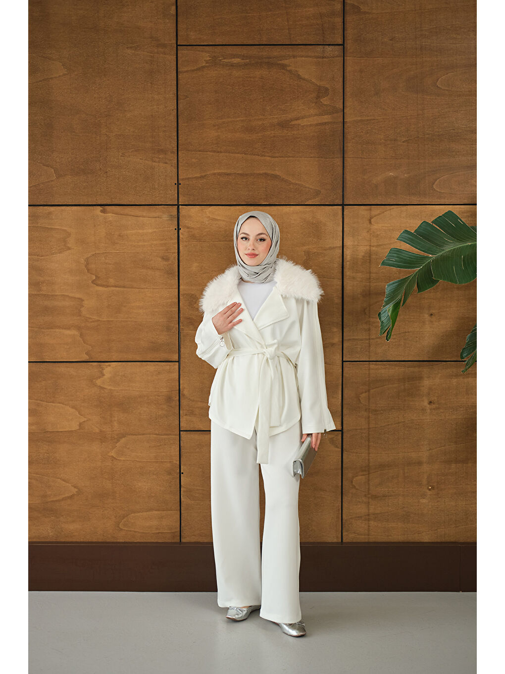 Kadın Yakası Kürk Kolları Fermuarlı Takım Beyaz-3