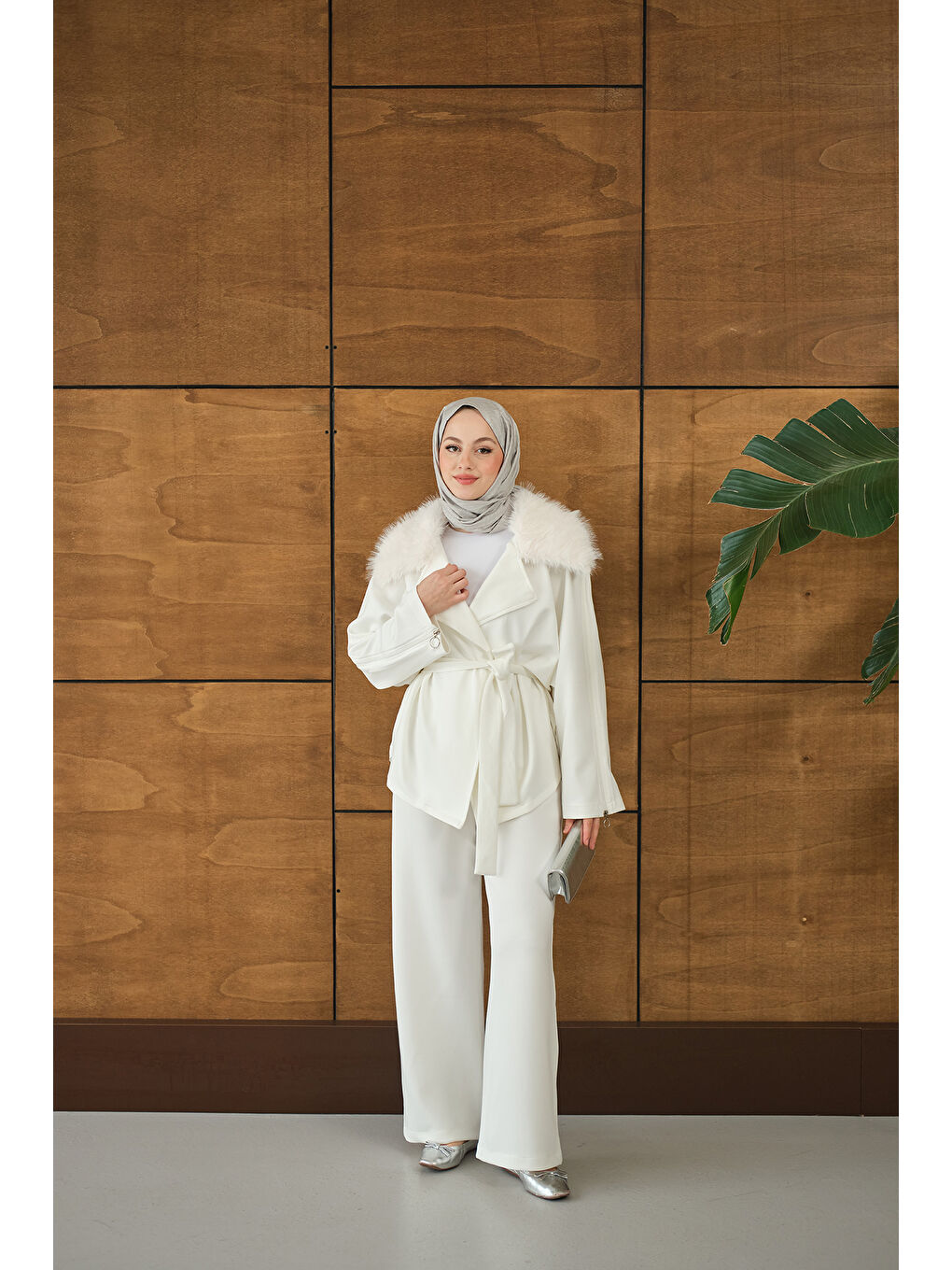 Kadın Yakası Kürk Kolları Fermuarlı Takım Beyaz-4